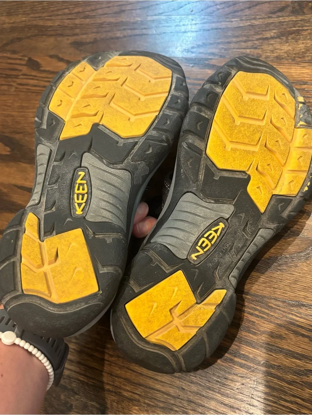 KEEN Newport H2 Black Outdoor Sandals with Yellow Accents men’s size 8